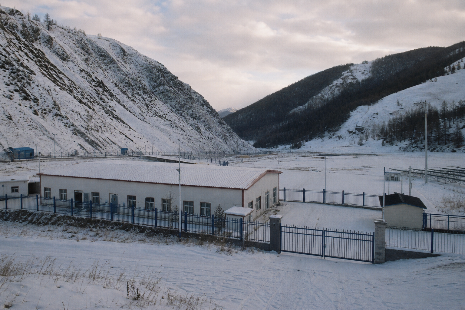 雪中关闭的门