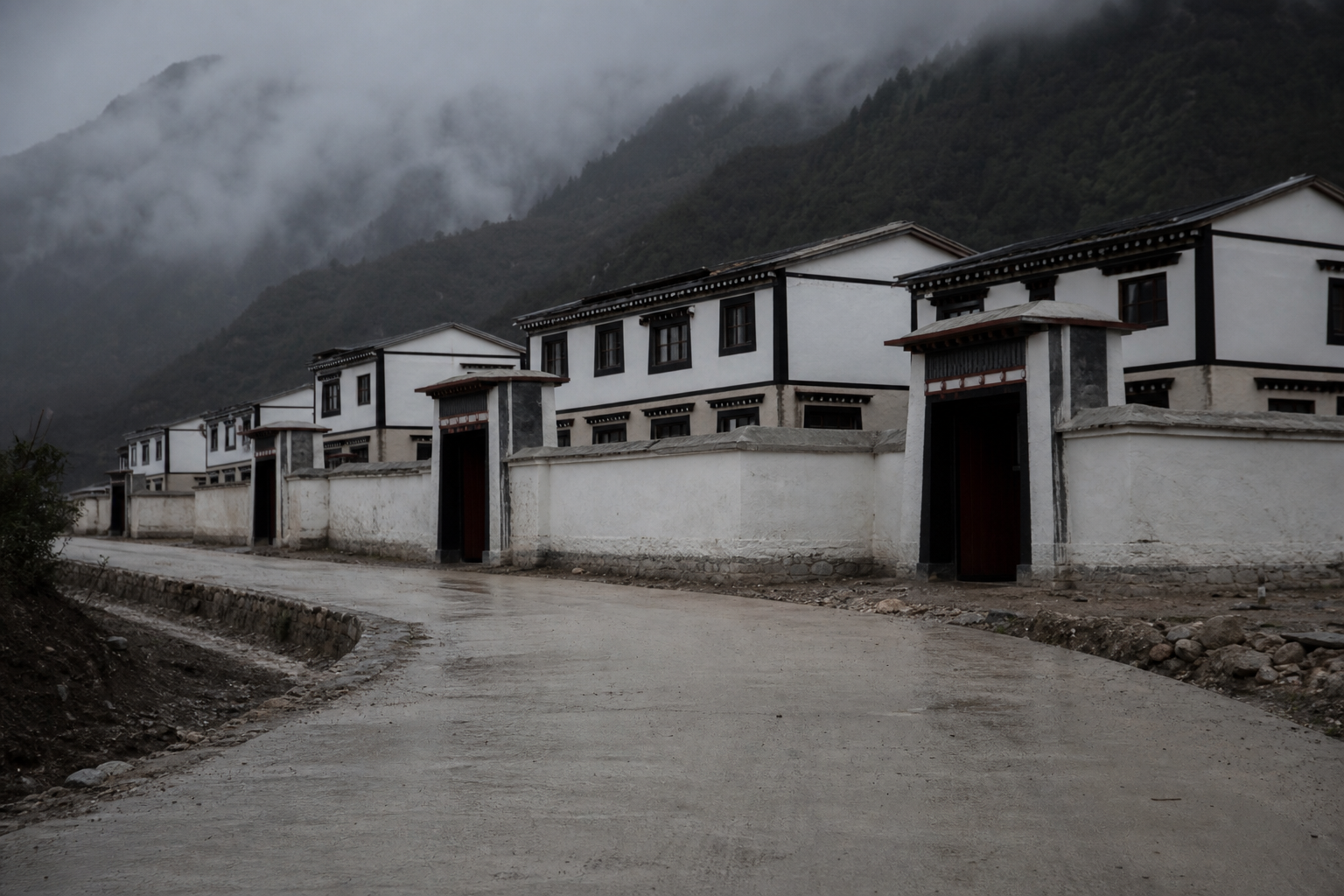 绒辖，路修到门口